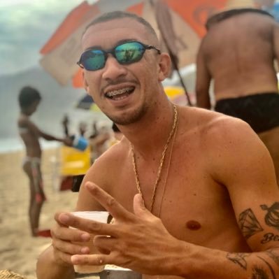 Facebook : William Barreto | 22 anos / Carioca 021 🏖 /Boleiro ⚽️ / Flamenguista ❤🖤 / Voando alto 🎶 / Vovô Maurício 👼🏿❤️/