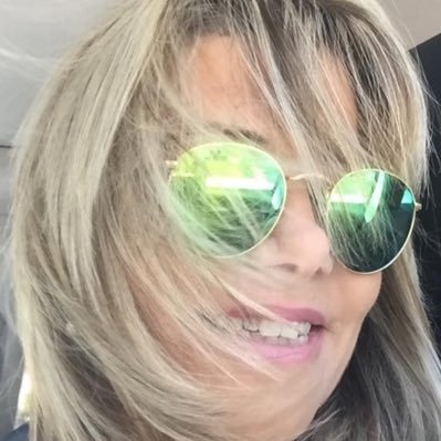 Hablo mucho. Me encanta. Pero muy privada en mi espacio de vida. Reconozco que soy un poco compleja; pero tengo buen corazón. No me gusta la juntilla.