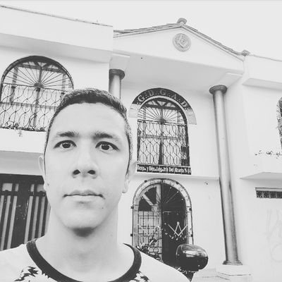 Administrador de Empresas.
Especialista en alta gerencia estratégica
