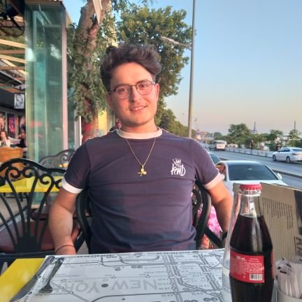 AlakaCok's profile picture. Bazen sevmek yetmez,Aşık olursun.