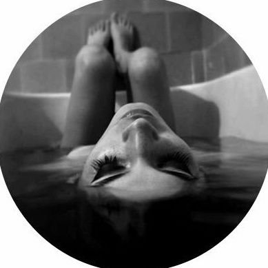 Ondskkan's profile picture. Reina de Nadamenbonia | Señora Feudal de la Álamos | CEO en Investigaciones inútiles, S.A. de C.V. |#TeamPezuñadeOro | 💜💚