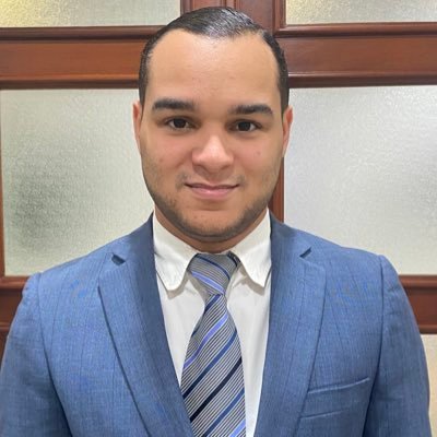 Hijo, hermano, abogado, empresario, escritor, entusiasta de la historia y contribuyente fiscal.