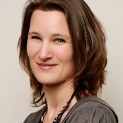 Spécialiste en relations publiques, globe-trotteuse et curieuse de nature, je m'intéresse en particulier aux thématiques de l'enseignement et de la durabilité.