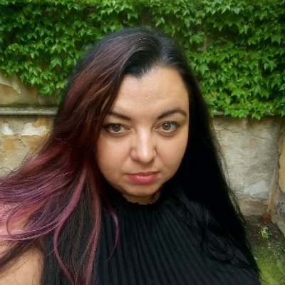 Spolupředsedkyně pražské buňky @Budoucnost_cz - solidární a udržitelná politika | tlumočnice | psychoterapeutka ve výcviku | ekofeministka 🐌 | ona 🏳️🌈
