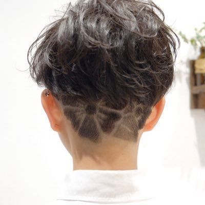 りさおうめ 前髪伸びた このまま伸ばすかな と思ったけど アンケート結果から ぱっつん前髪で決まりそう Twitterでアンケート実施中 ピンクマスクかわいい 刈り上げ 刈り上げ女子 前髪なし センター分け Sideshave Undercut
