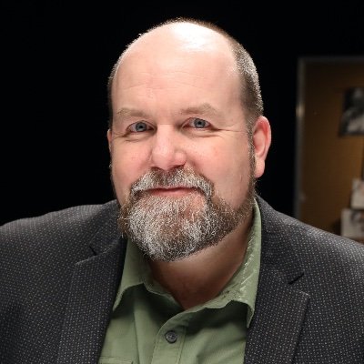 journaliste, écrivain, concepteur de projets éducatifs, gestionnaire de communauté, photographe et auteur-compositeur-interprète
