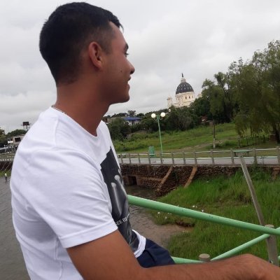 Con una cruz en el cuello para que sepan con quien ando y mi cintita roja para el que me anda envidiando..