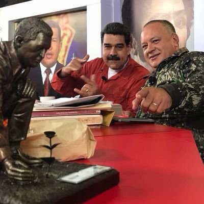 LEALES SIEMPRE TRAIDORES NUNCA