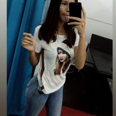 Estefy117's profile picture. 