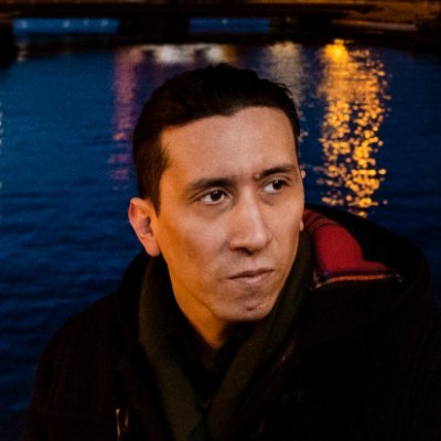 Författare och kritiker. Medverkar även i kulturpodden Stoopendaal & Sundfelt.
