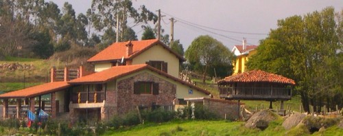 Espectacular casa rural en Asturias con pista de PADEL a 10 minutos del fsamoso pueblo típico marinero de CUDILLERO y al lado de las playas