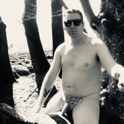 Widow, Father of 4. Nudist, living in Cornwall. doing anything and everything nude, like to talk and meet likeminded people. f1 fan