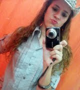ela é diferente, ela é engraçada, é inteligente, e tbm é bem humorada ♪ *-*