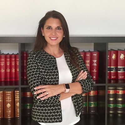 Abogada. Especialista en Derecho Civil y Penal.