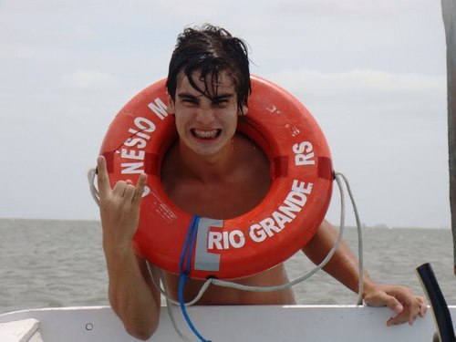 Gaúcho, vocalista da @BandaEn_Joy, e namorado da gorda @_imdaani !