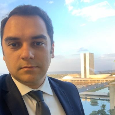 Cristão. Advogado. Pres. do UNIÃO/CG. Sec. Parlamentar na Câmara dos Deputados.
