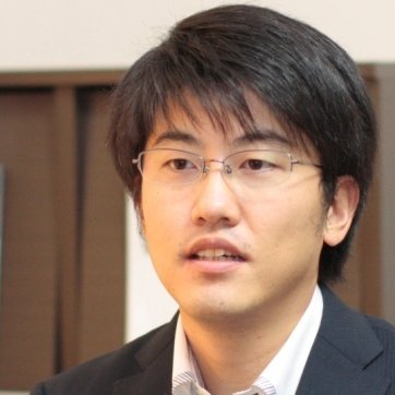 東証上場企業、非上場の大手企業、アド広告専門会社のコピーライターとして従事。ローンチでは億単位の貢献。ただライティングするのではなく、マーケティング戦略から見直し、成果につながる言葉を生み出すことを信条としている。オフライン、オンライン媒体でコピーを書いてきた。感情を揺さぶり、行動を促すコピーが得意。デザインも可
