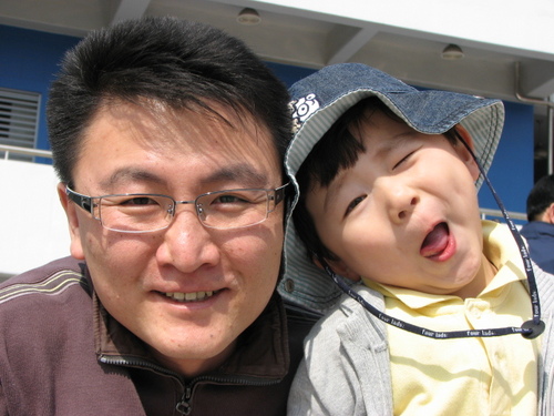 삶의 새로운 디자인을 위해... 신문 사설 칼럼 기고 책 읽기/운동하기 공부하기 글쓰기/착하게 살기 웃으며 살기 미워하지 않기/늘 생각하면 언젠가는 이뤄질거라 믿는 게으름뱅이/뻔뻔함 4가지 없음 버르장머리 없음을 싫어하는소심한 샌님...