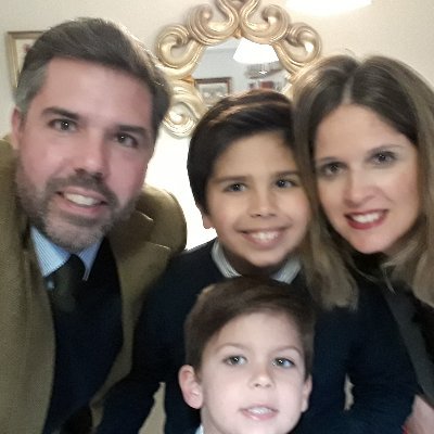 Enamorado de mi familia, amigo de mis pocos amigos y feliz. Apasionado de los nuevos proyectos.