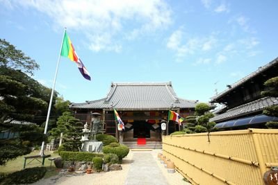 三重県津市芸濃町のお寺です。お念仏のみ教えを大切にした『お念仏薫る人生』を通して、共に支え合い元気を出す場であってほしいと願っています。

日々の活動や気になったことを呟きます。
　#芸濃町　#浄土真宗　#南無阿弥陀仏　#お経　#法話　#他力本願　#お聴聞　#共にいきぬこう　#永代供養納骨　#ライブ配信　#vlog