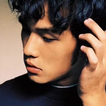 EachineLin's profile picture. 當時明月在,曾照彩雲歸。