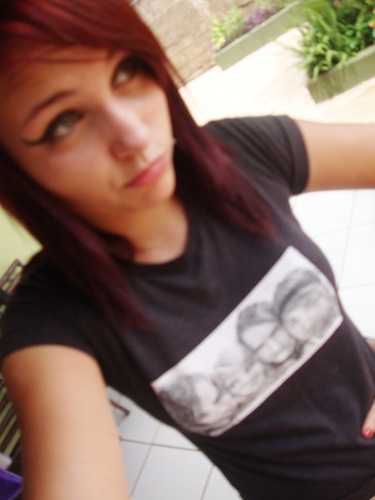 ruiva , olhos verdes , adora fotos , sapatos , e paramore ,ADM:@uniaocolirioyes[fallow], para mais imformações ,segue aee :)