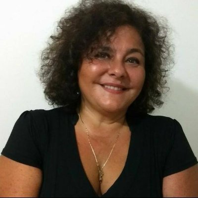 Professora Universitária e de cursos preparatórios, escritora, palestrante e analista judiciário, doutora em educação.