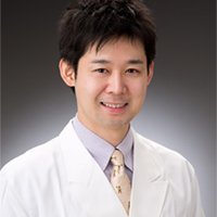 医学博士。形成外科専門医。「若返り治療は費用がかかり続けるもの」、「美容医療は1回の効果はそれほど期待できない」という従来の常識を変えたいと思っています。「身内にも勧められる、安心・安全・確実なアンチエイジングの医療や知識」を多くの方々に提供することが使命だと思っています。患者様の笑顔や喜びの声に価値があると感じます。