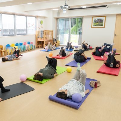 いきいきせいれんじ キラキラわかばの会 12月1日 丸岡先生 座って片足を反対の膝に乗せる お尻の筋肉が伸びる キラキラわかばの会 シニア 体操 ストレッチ シニアサロン 簡単なエアロビクス 健康体操 認定こども園せいれんじ 呉市 青蓮寺 場所 いきいきせいれんじ キラキラわかばの会 12月1日 丸岡先生 座って片足を反対の膝に乗せる お尻の筋肉が伸びる キラキラわかばの会 シニア 体操 ストレッチ シニアサロン 簡単なエアロビクス 健康体操 認定こども園せいれんじ 呉市 青蓮寺 場所