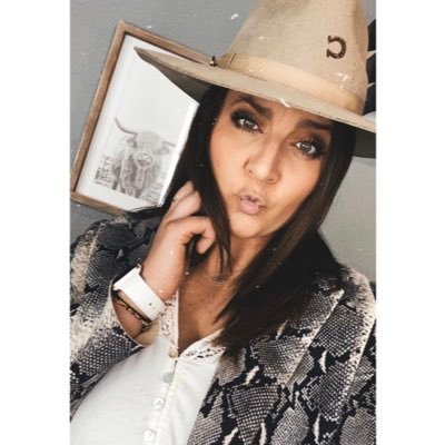 Owner of Bustle + Bloom | Floral + Event Designer | Wedding Obsessed