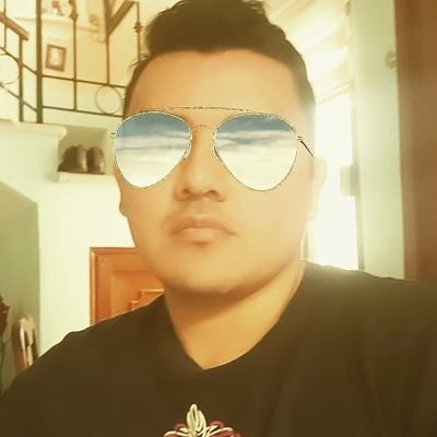Licenciado en Derecho, aficionado de la arquitectura y el automovilismo