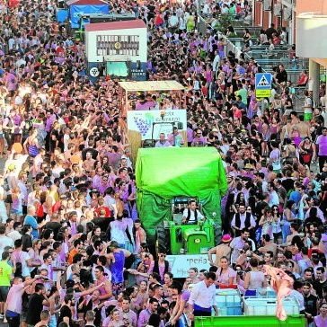 Cuenta dedicada al entretenimiento y diversión de la mejor fiesta de la región de Murcia, enfocada a sus peñas, ¡Viva el vino y viva Jumilla!
🍷🍇