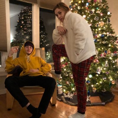 gillielegg's profile picture. either working or stoned conspiring what doth life