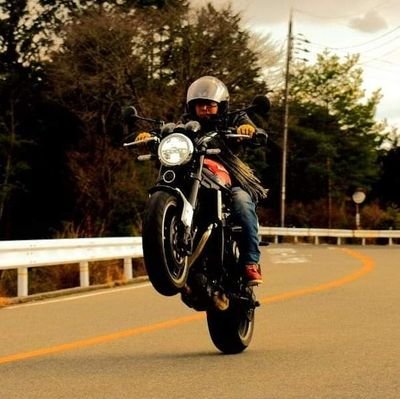 ラーメン屋バリジョ勤務のZ900RS乗り。 
イエローコーンのアンバサダー関西代表、それ以外にバンドでギタボしてます。
絵も好き❤
チームyellowcorn滋賀やってます。