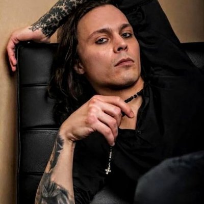 who can read 😍😘#VilleValo #HIM🇫🇮 👾#Gaming🎮 🎧#Music🎼#Fun is clearly in the advantage😝and only dead fish🐟 swim with the stream🌊