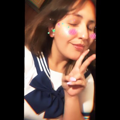 Estudiante de Periodismo. Fotografía, emprendimiento, Los Beatles, videojuegos, té de caramelo y muchas risas.