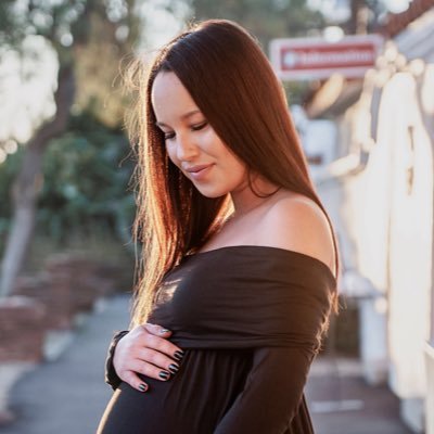 She is mama that loves technology, sneakers & reality TV 💫