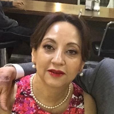 Comunicación política y Prospectiva por profesión. Abuela y fotógrafa por devoción.