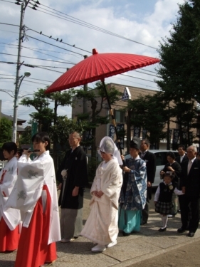 東京都足立区に鎮座する江北氷川神社です。足立区西部一帯十七神社の総本社として、日々初宮参り・地鎮祭・厄祓いなど奉仕しながら、何百年と地元地域を見守っています。