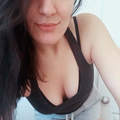 giawantsadonut's profile picture. honestly just running off of iced coffee & fumes at this point.