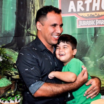 Advogado, especialista em contratações públicas, cristão católico, pai do Arthur e apaixonado pela vida humana.