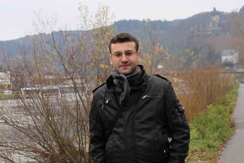 Bilgisayar Mühendisi, Umut'la Masal'ın babası,  satranç sever, 
doğa aşığı bir adam.