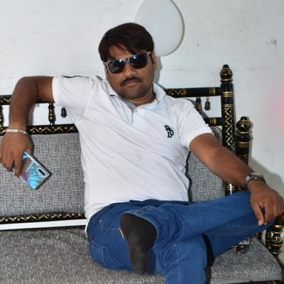 ઉંમરને હરાવવી હોય તો, શોખ જીવતા રાખો .
સાંભળ્યું છે કે હૃદય પર, કરચલીઓ નથી પડતી...
