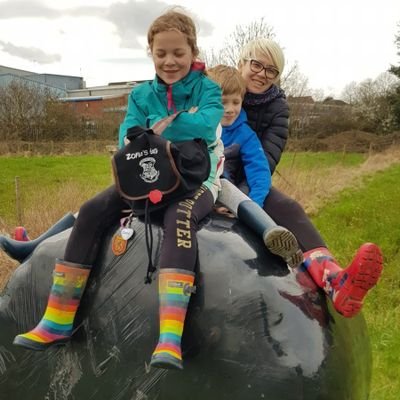 AnnaLaczny's profile picture. crazy