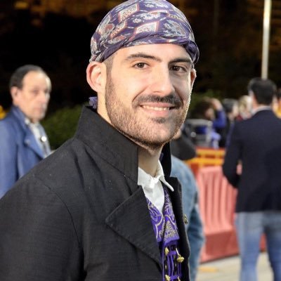 València. Professor de Secundària i Batxillerat; Jurista, politòleg i faller.