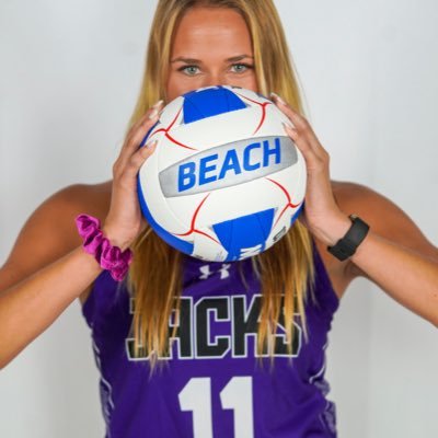 LivOnDaBeach37's profile picture. I can't open a stick of chapstick without finding sand in it🙃💛 SFASU Beach :)