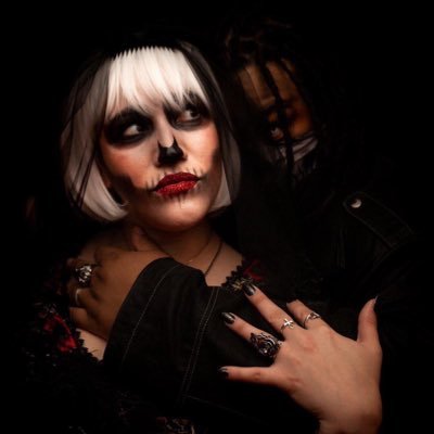 🔮 Entertainer Extraordinaire #LadyZombie 💀 Singer•Model•Writer•Witch•AlphaFem ⛓ NYC Host/Producer•S&M/Goth/Rock 🖤 #ZombiesqueCreations