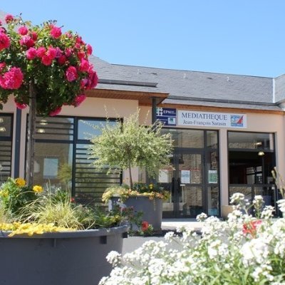 Inaugurée en 2011, la médiathèque municipale est située dans le centre-bourg d’Hermanville-sur-Mer, sur la côte de Nacre et à quelques kilomètres de Caen (14).