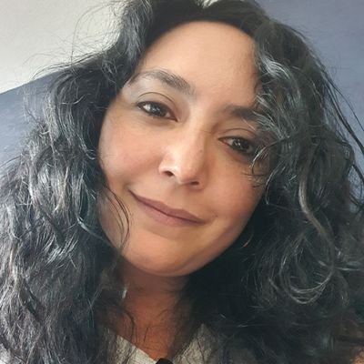 Escritora e idealista. Quizá hoy llore por un amor y mañana ría con un amigo. Amo mi país, México, y siempre pondré mi inteligencia por y para él.