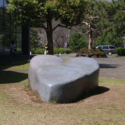 真鶴半島の先端にある「ケープ真鶴」は真鶴半島に訪れた人々の憩いの場として利用されています。食事処「美食広場」や休憩室があり、お土産も販売しています。 真鶴の景勝地である「三ツ石」や、相模湾を一望できるので景色を見て楽しむことができます。2025年4月から駐車場は無料開放してます。